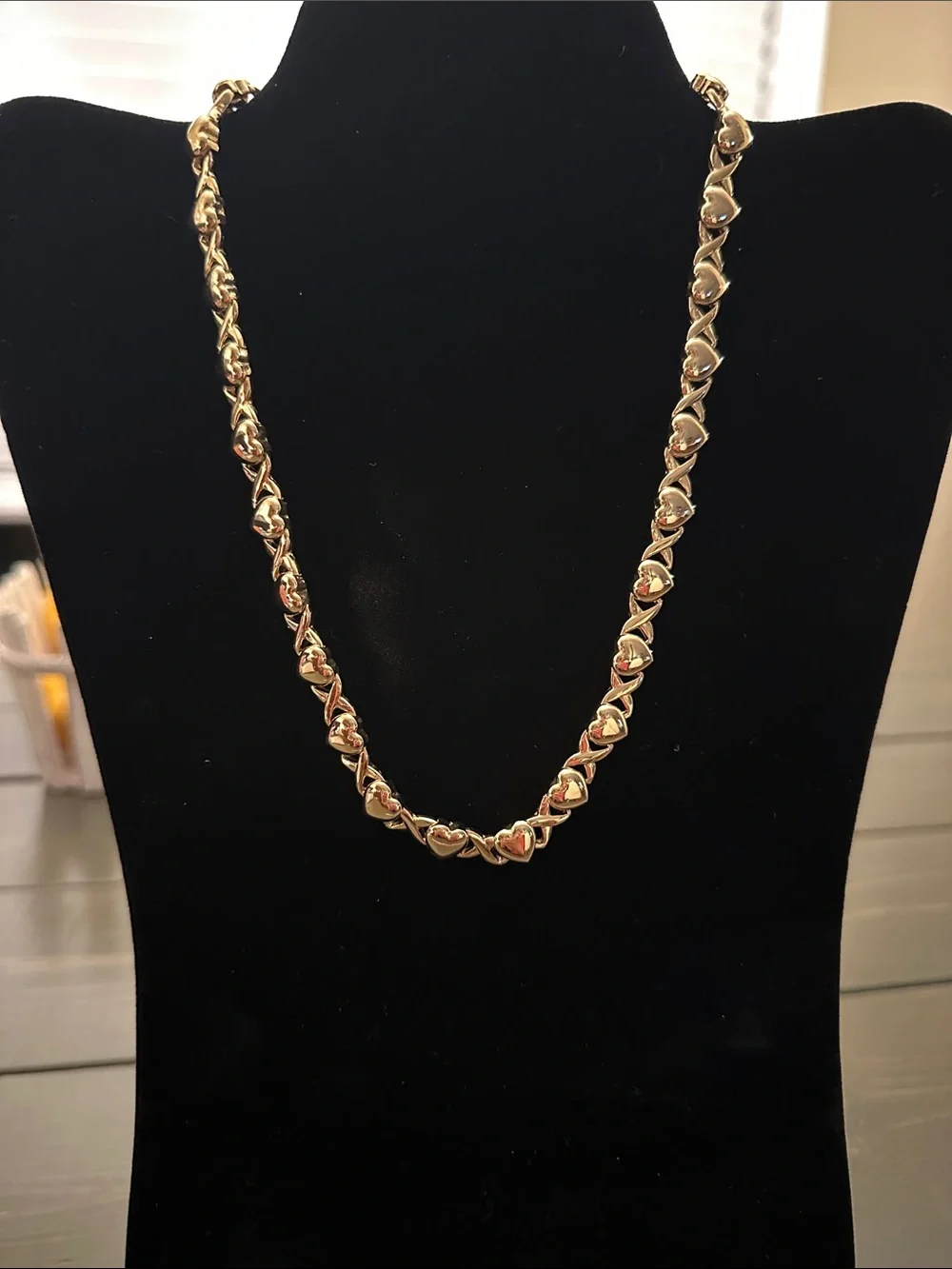 Vintage Gold Tone XOXO Hugs & Kisses Heart Link Stampato Choker Necklace